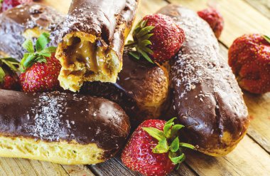 Çikolatalı profiterol ve çilek
