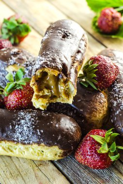 Çikolatalı profiterol ve çilek