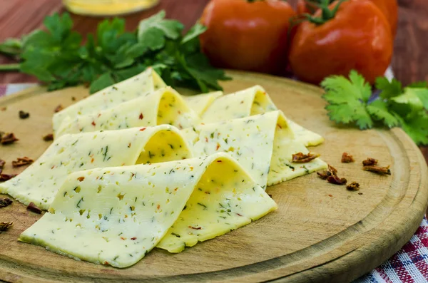 Fatias de queijo com especiarias — Fotografia de Stock