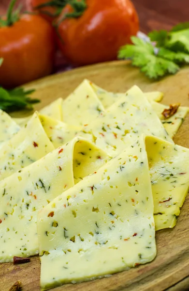Rebanadas de queso con especias —  Fotos de Stock