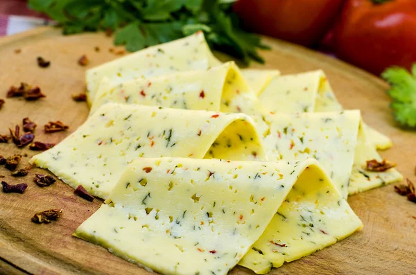 Rebanadas de queso con especias —  Fotos de Stock