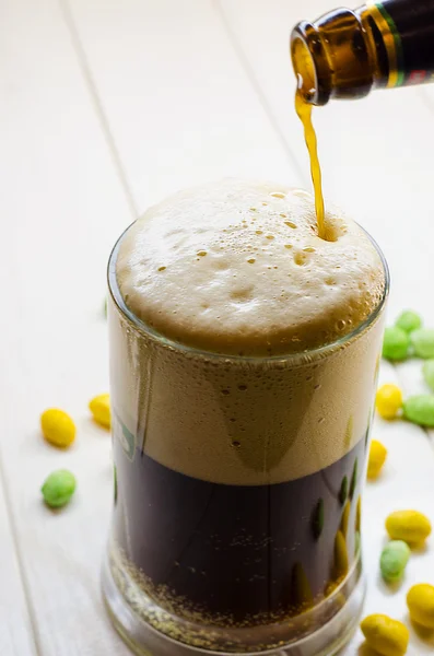 Mörkt öl hälla i ett glas — Stockfoto