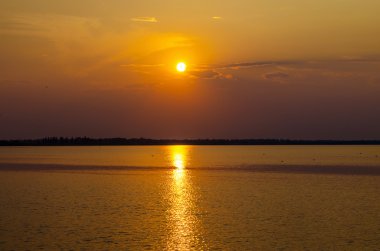 Denizin üzerinde gün batımı