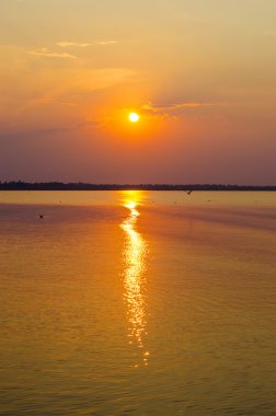 Denizin üzerinde gün batımı