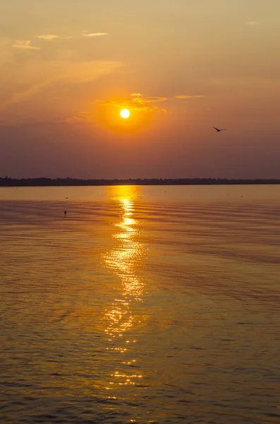 Denizin üzerinde gün batımı