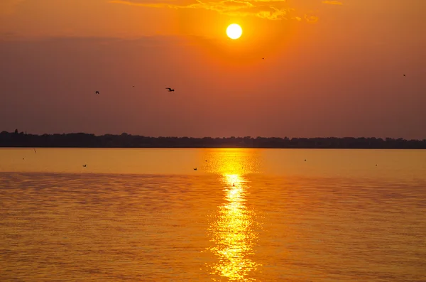 Zonsondergang boven de zee — Stockfoto