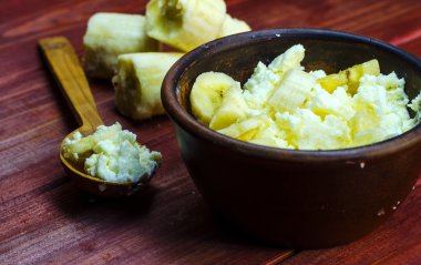 süzme peynir bir muz ile