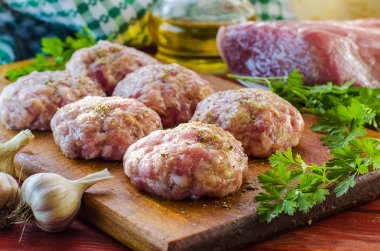 üzerinden kıyma çiğ köftesi