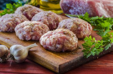 üzerinden kıyma çiğ köftesi