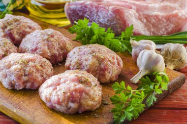 üzerinden kıyma çiğ köftesi