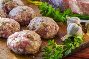 üzerinden kıyma çiğ köftesi