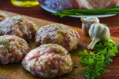 üzerinden kıyma çiğ köftesi