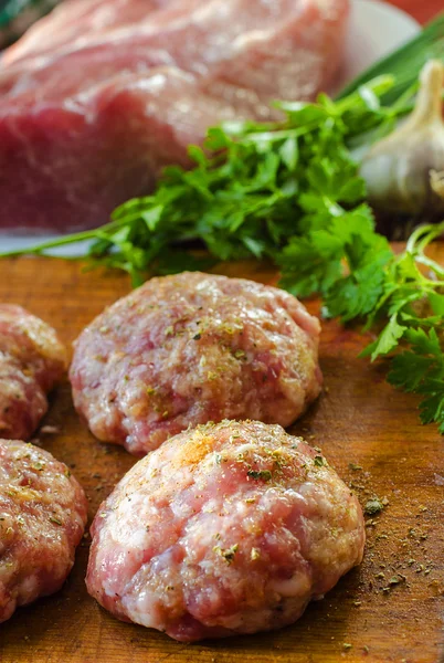 üzerinden kıyma çiğ köftesi