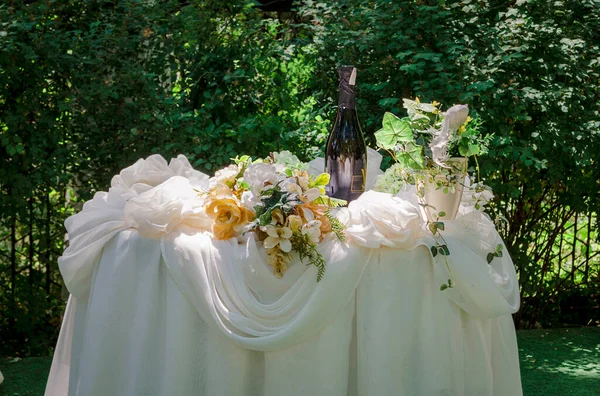 beautifully decorated outdoor banquet table in summer