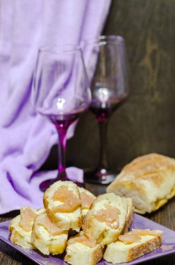 Tereyağlı ve somonlu sandviçler.