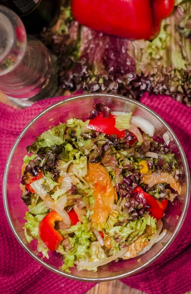 Lachssalat Der Salatschüssel Der Küche — Stockfoto