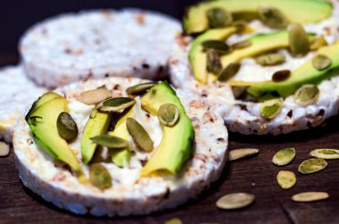 Avokado ve kabak tohumlu kuru ekmek sandviçi.