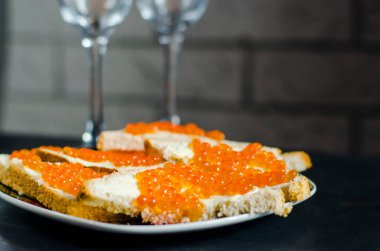 tereyağı ve bir plaka üzerinde kırmızı havyar ile sandviç