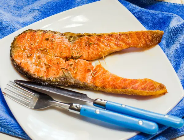 Filete Salmón Parrilla Con Especias Cerca Plato — Foto de Stock