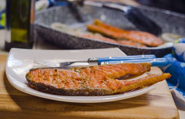 Gegrilde Zalm Vis Biefstuk Met Specerijen Close Een Bord — Stockfoto