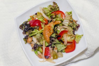 Taze sebzeli somon ve fasulye salatası