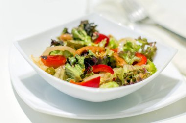 Taze sebzeli somon ve fasulye salatası