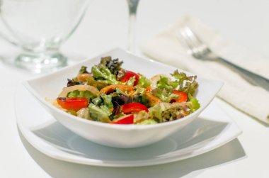 Taze sebzeli somon ve fasulye salatası