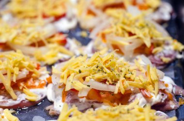 Ananas sebzeli et ve fırında peynir pişirmek.