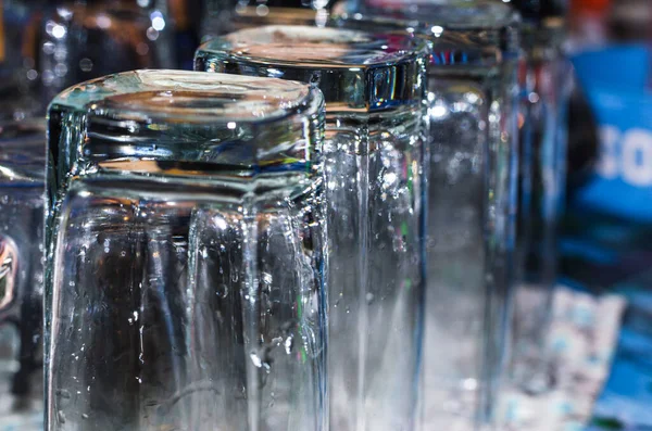 Elle yıkadıktan sonra cam temizleme, yakın plan.