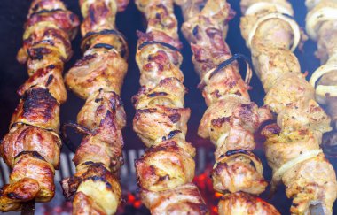 Şiş kebap et kebabı, açık havada ızgarada şiş kebap.