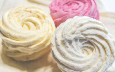 Meyve aromalı doğal marşmelovlar.