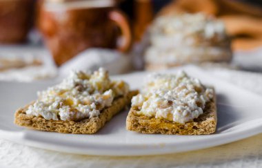 Süzme peynirli sandviç, diyet ekmeğin üzerinde bal ve muz. Sağlıklı beslenme
