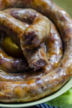 Doğal et ve domuz yağından yapılmış ev yapımı sosis.