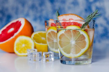 Taze greyfurt ve limonla ferahlatıcı bir içecek.