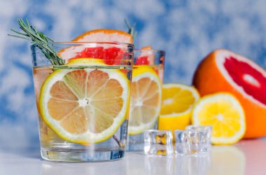 Taze greyfurt ve limonla ferahlatıcı bir içecek.