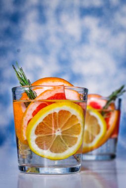 Taze greyfurt ve limonla ferahlatıcı bir içecek.