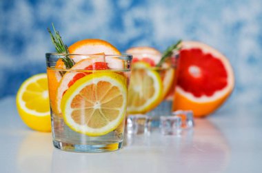 Taze greyfurt ve limonla ferahlatıcı bir içecek.