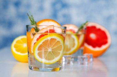 Taze greyfurt ve limonla ferahlatıcı bir içecek.