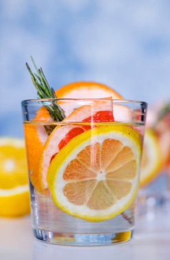 Taze greyfurt ve limonla ferahlatıcı bir içecek.