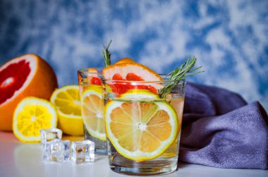 Taze greyfurt ve limonla ferahlatıcı bir içecek.