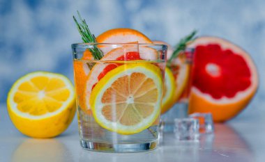 Taze greyfurt ve limonla ferahlatıcı bir içecek.