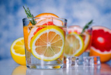 Taze greyfurt ve limonla ferahlatıcı bir içecek.