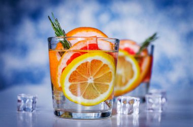 Taze greyfurt ve limonla ferahlatıcı bir içecek.