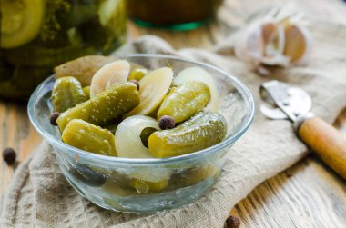 Kavanozdan soğanlı salatalık ya da turşu konservesi