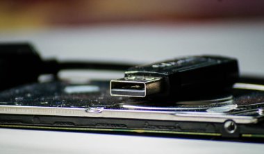 Beyaz arkaplanda USB sürücü ve harici sabit disk