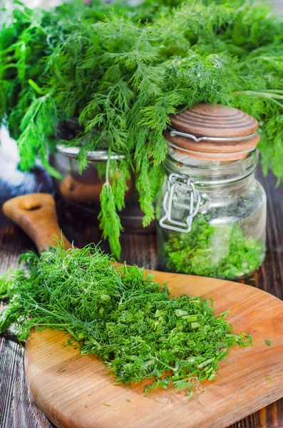 Grüner Junger Dill Scheiben Geschnitten Auf Einem Küchentisch Frisch Geschnittenes — Stockfoto