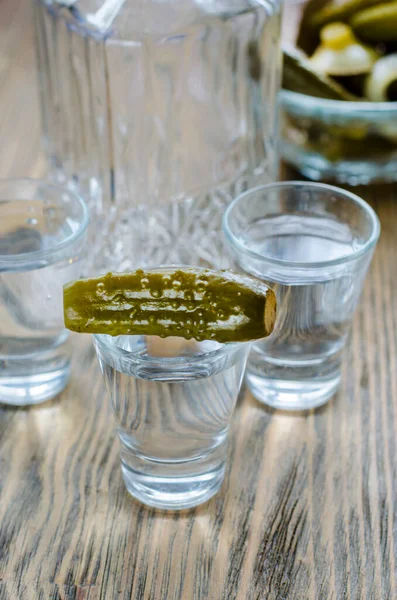 Vodka Vaso Pepino Escabeche Bebida Alcohólica Tradicional Rusa Con Aperitivo —  Fotos de Stock