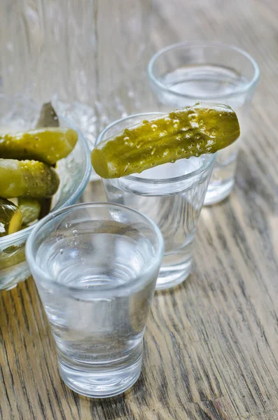 Vodka Vaso Pepino Escabeche Bebida Alcohólica Tradicional Rusa Con Aperitivo —  Fotos de Stock