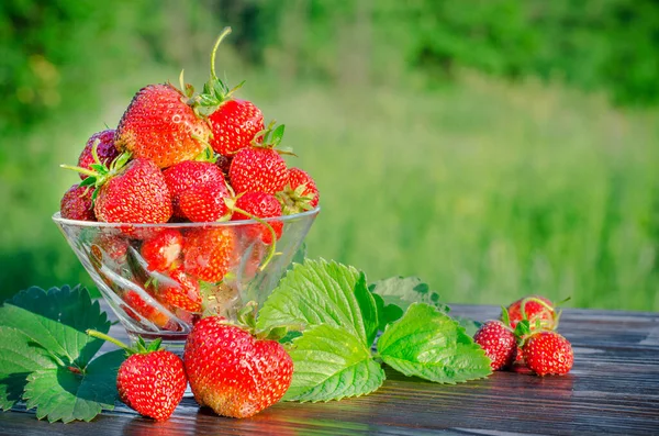 Dojrzałe Truskawki Szklanym Wazonie Jagody Organiczne Drewnianym Stole — Zdjęcie stockowe