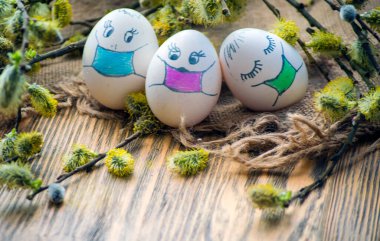 Paskalya için söğüt dalları arasında maskeli boyanmış yumurtalar